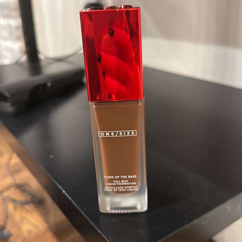 ONE/SIZE 
Turn Up the Base Full Beat Waterproof Liquid Foundation